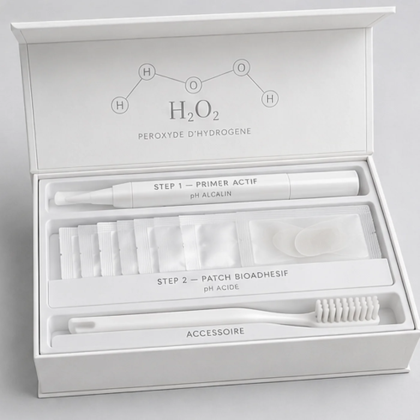 Le kit ALBEDINE ouvert : primer actif, patchs en sachets scellés et brosse à dents souple.